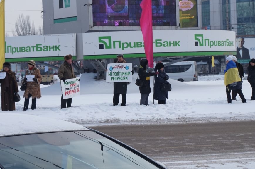 Криворожские активисты выступили против политрепрессий в Украине (ОБНОВЛЕНО, ФОТО) (фото) - фото 2 Криворожские активисты выступили против политрепрессий в Украине (ОБНОВЛЕНО, ФОТО) (фото) - фото 2