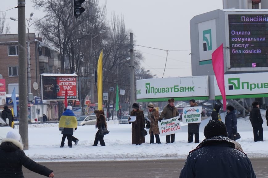 Криворожские активисты выступили против политрепрессий в Украине (ОБНОВЛЕНО, ФОТО) (фото) - фото 2 Криворожские активисты выступили против политрепрессий в Украине (ОБНОВЛЕНО, ФОТО) (фото) - фото 2
