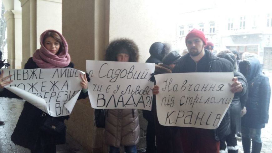 Львыв’яни протесутють проти незаконного будівництва на перетині вулиць Соснова - Варшавська (ФОТО) (фото) - фото 1 Львыв’яни протесутють проти незаконного будівництва на перетині вулиць Соснова - Варшавська (ФОТО) (фото) - фото 1