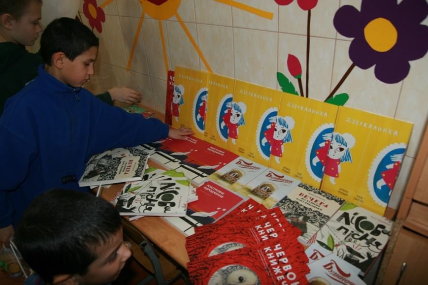 Діти зацікавлено розглядали книжкові новинки Діти зацікавлено розглядали книжкові новинки