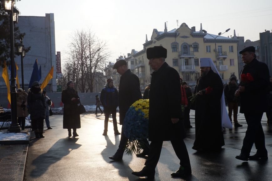 Ко Дню Соборности Украины в Кривом Роге традиционно возложили цветы к памятнику Тарасу Шевченко (ФОТО) (фото) - фото 1 Ко Дню Соборности Украины в Кривом Роге традиционно возложили цветы к памятнику Тарасу Шевченко (ФОТО) (фото) - фото 1