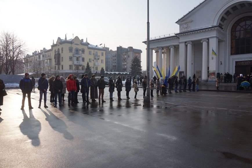 Ко Дню Соборности Украины в Кривом Роге традиционно возложили цветы к памятнику Тарасу Шевченко (ФОТО) (фото) - фото 1 Ко Дню Соборности Украины в Кривом Роге традиционно возложили цветы к памятнику Тарасу Шевченко (ФОТО) (фото) - фото 1