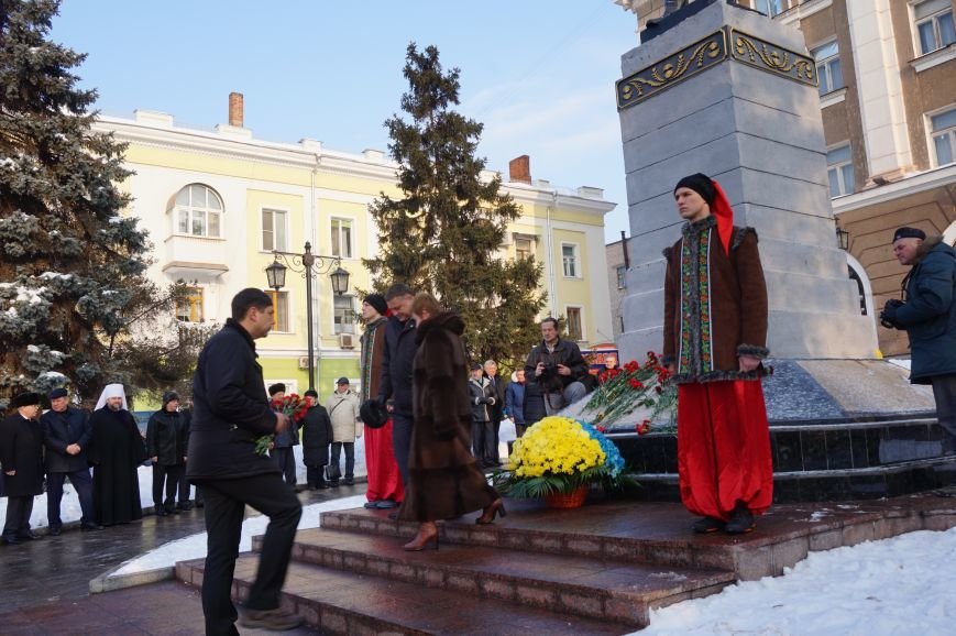 Ко Дню Соборности Украины в Кривом Роге традиционно возложили цветы к памятнику Тарасу Шевченко (ФОТО) (фото) - фото 1 Ко Дню Соборности Украины в Кривом Роге традиционно возложили цветы к памятнику Тарасу Шевченко (ФОТО) (фото) - фото 1
