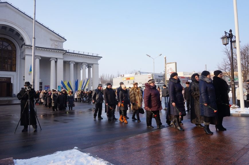 Ко Дню Соборности Украины в Кривом Роге традиционно возложили цветы к памятнику Тарасу Шевченко (ФОТО) (фото) - фото 2 Ко Дню Соборности Украины в Кривом Роге традиционно возложили цветы к памятнику Тарасу Шевченко (ФОТО) (фото) - фото 2