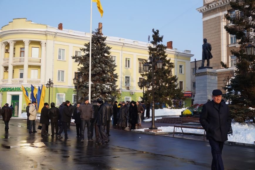 Ко Дню Соборности Украины в Кривом Роге традиционно возложили цветы к памятнику Тарасу Шевченко (ФОТО) (фото) - фото 2 Ко Дню Соборности Украины в Кривом Роге традиционно возложили цветы к памятнику Тарасу Шевченко (ФОТО) (фото) - фото 2