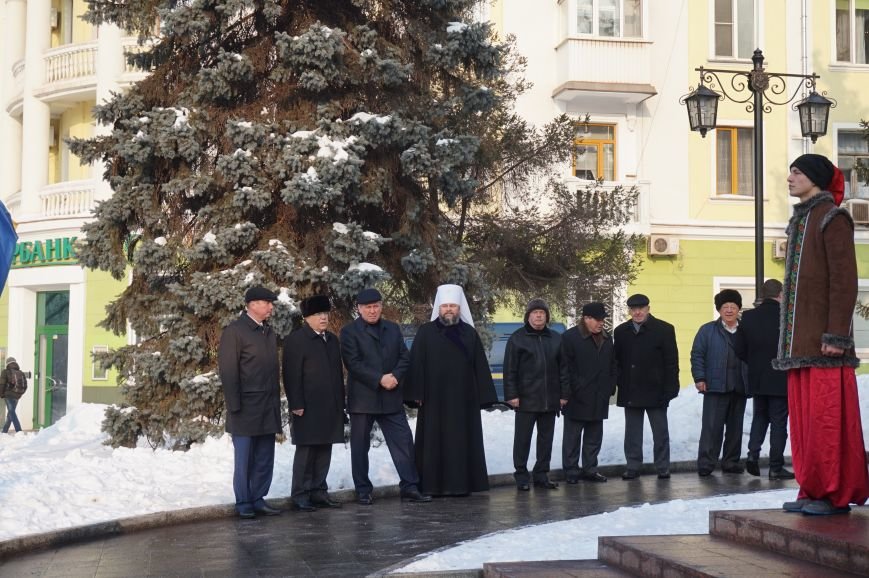 Ко Дню Соборности Украины в Кривом Роге традиционно возложили цветы к памятнику Тарасу Шевченко (ФОТО) (фото) - фото 1 Ко Дню Соборности Украины в Кривом Роге традиционно возложили цветы к памятнику Тарасу Шевченко (ФОТО) (фото) - фото 1