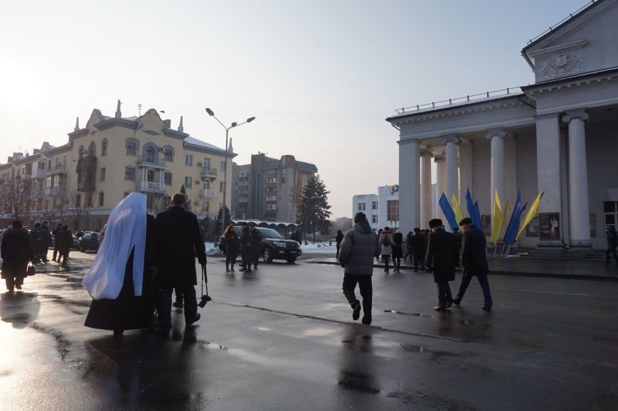 Ко Дню Соборности Украины в Кривом Роге традиционно возложили цветы к памятнику Тарасу Шевченко (ФОТО) (фото) - фото 2 Ко Дню Соборности Украины в Кривом Роге традиционно возложили цветы к памятнику Тарасу Шевченко (ФОТО) (фото) - фото 2