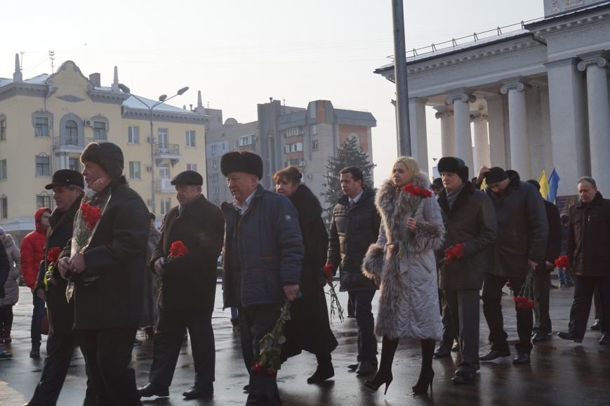 Ко Дню Соборности Украины в Кривом Роге традиционно возложили цветы к памятнику Тарасу Шевченко (ФОТО) (фото) - фото 1 Ко Дню Соборности Украины в Кривом Роге традиционно возложили цветы к памятнику Тарасу Шевченко (ФОТО) (фото) - фото 1