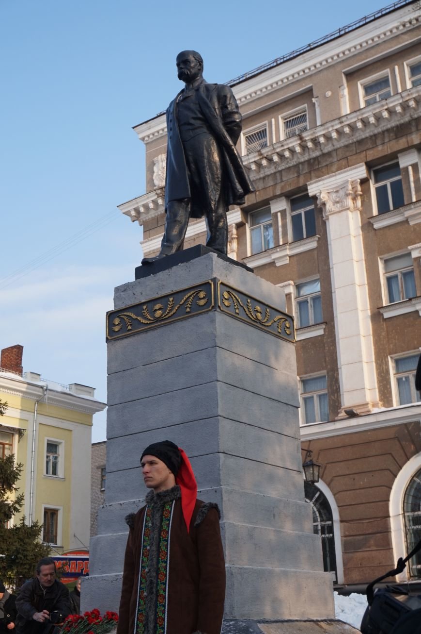 Ко Дню Соборности Украины в Кривом Роге традиционно возложили цветы к памятнику Тарасу Шевченко (ФОТО) (фото) - фото 2 Ко Дню Соборности Украины в Кривом Роге традиционно возложили цветы к памятнику Тарасу Шевченко (ФОТО) (фото) - фото 2