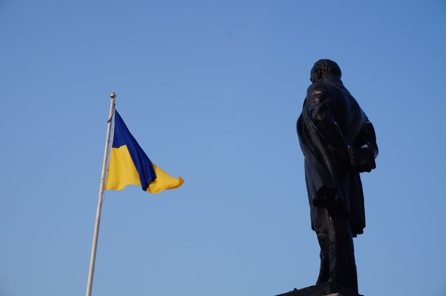 Ко Дню Соборности Украины в Кривом Роге традиционно возложили цветы к памятнику Тарасу Шевченко (ФОТО) (фото) - фото 2 Ко Дню Соборности Украины в Кривом Роге традиционно возложили цветы к памятнику Тарасу Шевченко (ФОТО) (фото) - фото 2