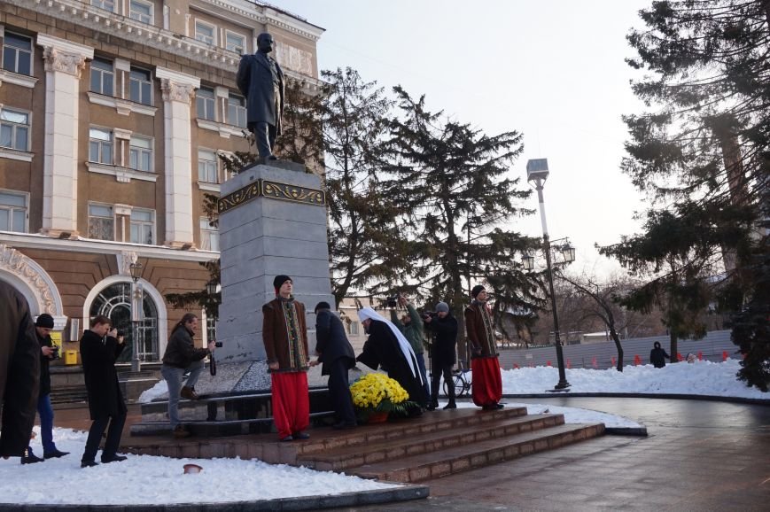 Ко Дню Соборности Украины в Кривом Роге традиционно возложили цветы к памятнику Тарасу Шевченко (ФОТО) (фото) - фото 1 Ко Дню Соборности Украины в Кривом Роге традиционно возложили цветы к памятнику Тарасу Шевченко (ФОТО) (фото) - фото 1
