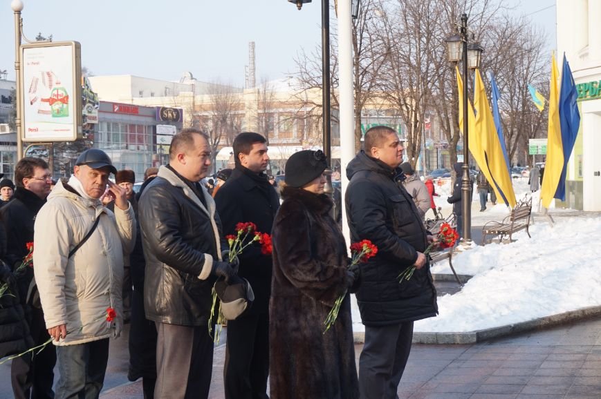 Ко Дню Соборности Украины в Кривом Роге традиционно возложили цветы к памятнику Тарасу Шевченко (ФОТО) (фото) - фото 1 Ко Дню Соборности Украины в Кривом Роге традиционно возложили цветы к памятнику Тарасу Шевченко (ФОТО) (фото) - фото 1