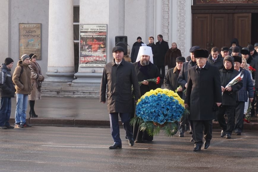 Ко Дню Соборности Украины в Кривом Роге традиционно возложили цветы к памятнику Тарасу Шевченко (ФОТО) (фото) - фото 1 Ко Дню Соборности Украины в Кривом Роге традиционно возложили цветы к памятнику Тарасу Шевченко (ФОТО) (фото) - фото 1