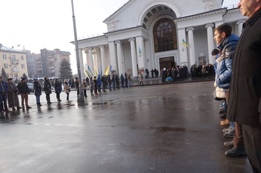 Ко Дню Соборности Украины в Кривом Роге традиционно возложили цветы к памятнику Тарасу Шевченко (ФОТО) (фото) - фото 1 Ко Дню Соборности Украины в Кривом Роге традиционно возложили цветы к памятнику Тарасу Шевченко (ФОТО) (фото) - фото 1