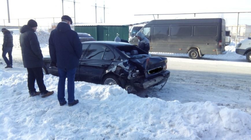 Опасные обочины: В Кривом Роге водитель маршрутки ударил припаркованный «BMW» (фото) - фото 1 Опасные обочины: В Кривом Роге водитель маршрутки ударил припаркованный «BMW» (фото) - фото 1