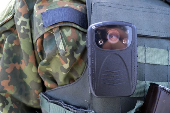 Чтобы избежать конфликтных ситуаций на блокпосту Краматорска идет видеофиксация работы полиции (фото) - фото 3 Чтобы избежать конфликтных ситуаций на блокпосту Краматорска идет видеофиксация работы полиции (фото) - фото 3