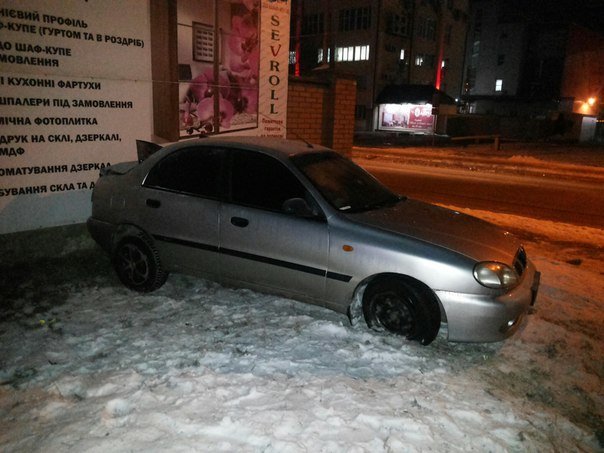 У Львові автомобіль в‘їхав у стіну будинку. Опубліковано фото з місця події (ФОТО) (фото) - фото 5 У Львові автомобіль в‘їхав у стіну будинку. Опубліковано фото з місця події (ФОТО) (фото) - фото 5