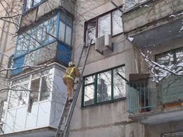 Краматорские спасатели открывали квартиру с двухлетней малышкой (фото) - фото 1