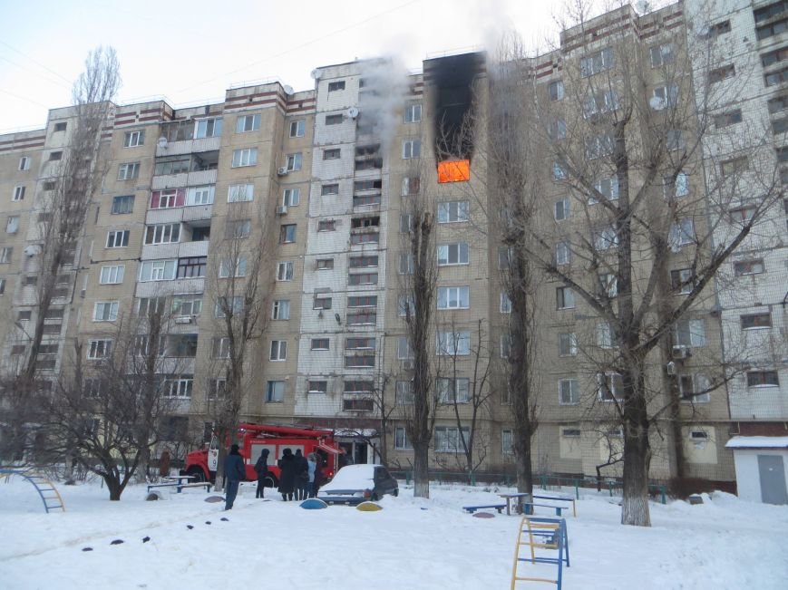 На Левобережье Днепродзержинска сильный пожар уничтожил квартиру (фото) - фото 1 На Левобережье Днепродзержинска сильный пожар уничтожил квартиру (фото) - фото 1