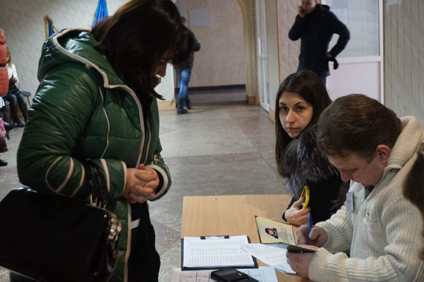 Общественные активисты и депутаты горсовета отбирают будущих полицейских в патрульную службу Кривого Рога (ФОТО) (фото) - фото 1 Общественные активисты и депутаты горсовета отбирают будущих полицейских в патрульную службу Кривого Рога (ФОТО) (фото) - фото 1