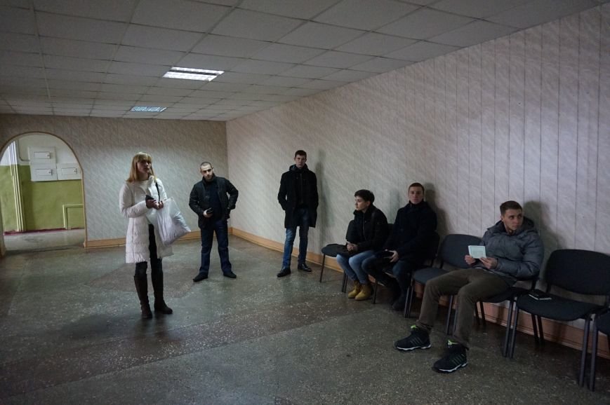 Общественные активисты и депутаты горсовета отбирают будущих полицейских в патрульную службу Кривого Рога (ФОТО) (фото) - фото 1 Общественные активисты и депутаты горсовета отбирают будущих полицейских в патрульную службу Кривого Рога (ФОТО) (фото) - фото 1