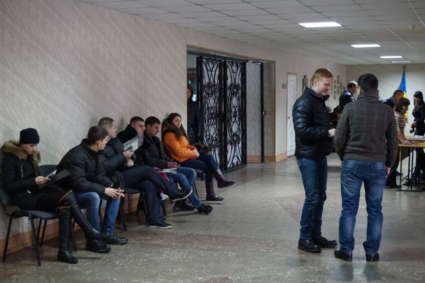 Общественные активисты и депутаты горсовета отбирают будущих полицейских в патрульную службу Кривого Рога (ФОТО) (фото) - фото 1 Общественные активисты и депутаты горсовета отбирают будущих полицейских в патрульную службу Кривого Рога (ФОТО) (фото) - фото 1