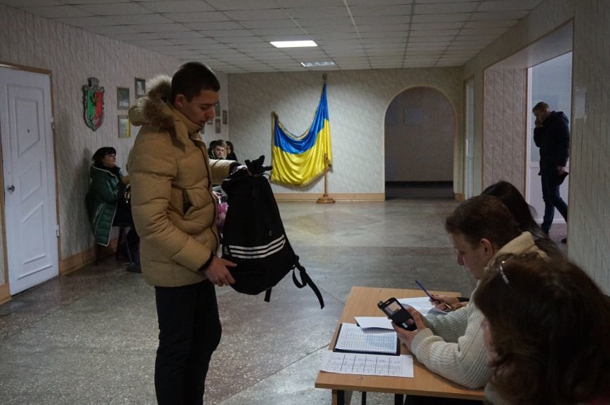 Общественные активисты и депутаты горсовета отбирают будущих полицейских в патрульную службу Кривого Рога (ФОТО) (фото) - фото 1 Общественные активисты и депутаты горсовета отбирают будущих полицейских в патрульную службу Кривого Рога (ФОТО) (фото) - фото 1