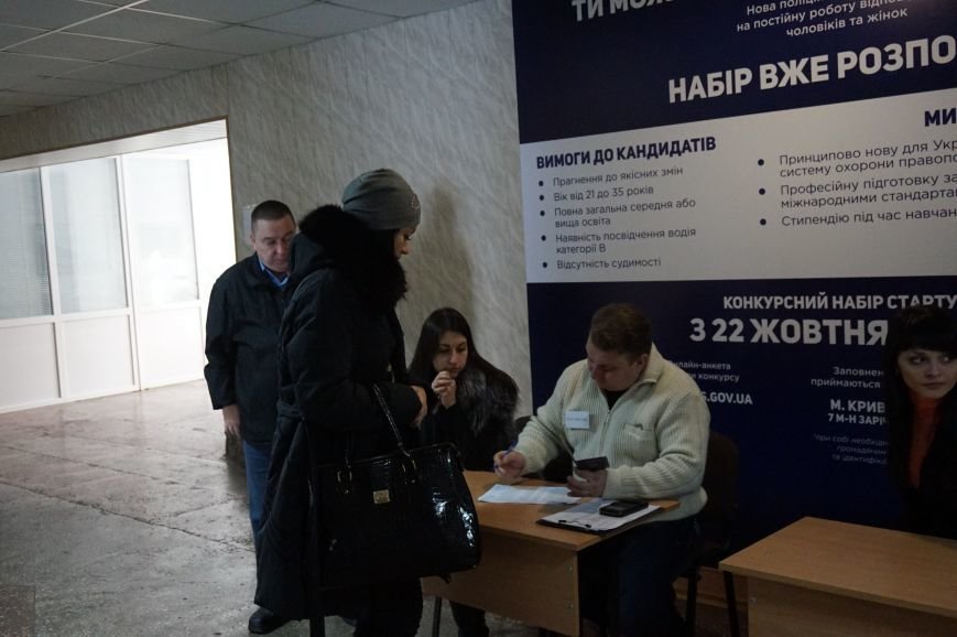 Общественные активисты и депутаты горсовета отбирают будущих полицейских в патрульную службу Кривого Рога (ФОТО) (фото) - фото 2 Общественные активисты и депутаты горсовета отбирают будущих полицейских в патрульную службу Кривого Рога (ФОТО) (фото) - фото 2