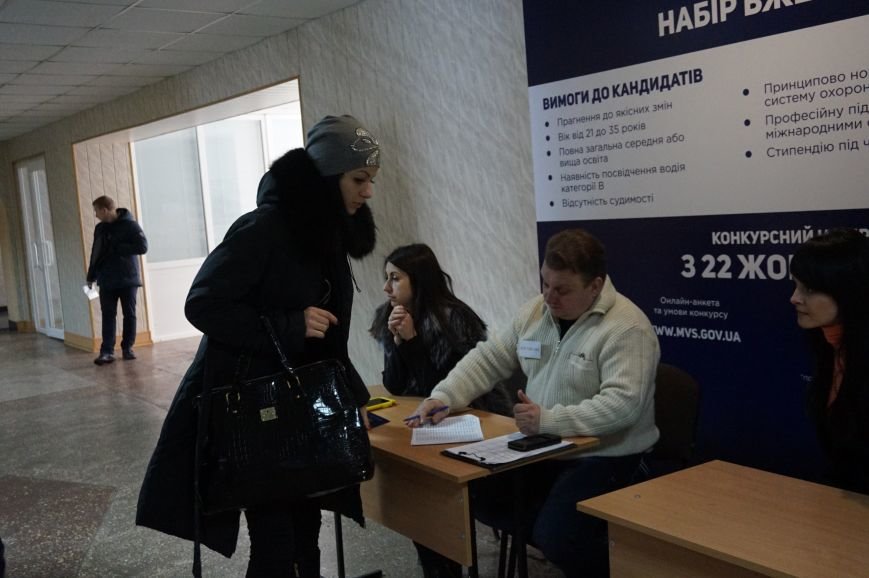 Общественные активисты и депутаты горсовета отбирают будущих полицейских в патрульную службу Кривого Рога (ФОТО) (фото) - фото 2 Общественные активисты и депутаты горсовета отбирают будущих полицейских в патрульную службу Кривого Рога (ФОТО) (фото) - фото 2