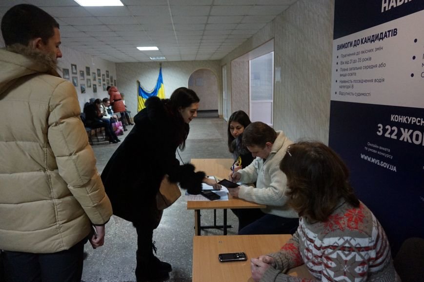 Общественные активисты и депутаты горсовета отбирают будущих полицейских в патрульную службу Кривого Рога (ФОТО) (фото) - фото 1 Общественные активисты и депутаты горсовета отбирают будущих полицейских в патрульную службу Кривого Рога (ФОТО) (фото) - фото 1