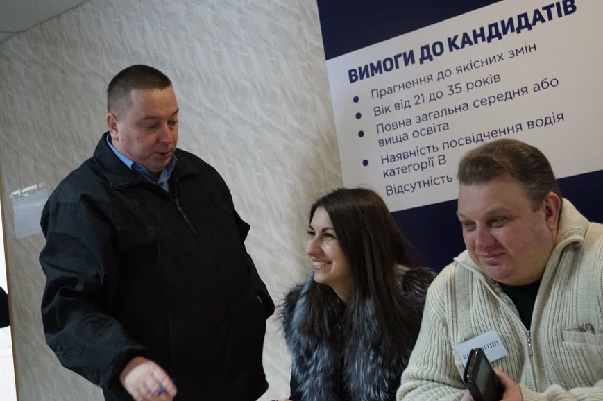 Общественные активисты и депутаты горсовета отбирают будущих полицейских в патрульную службу Кривого Рога (ФОТО) (фото) - фото 2 Общественные активисты и депутаты горсовета отбирают будущих полицейских в патрульную службу Кривого Рога (ФОТО) (фото) - фото 2