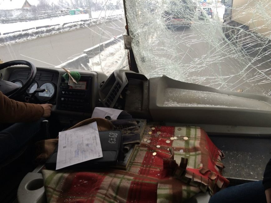 Муршрутка врезалась в грузовик на Московском шоссе, есть пострадавшие (фото) - фото 1 Муршрутка врезалась в грузовик на Московском шоссе, есть пострадавшие (фото) - фото 1
