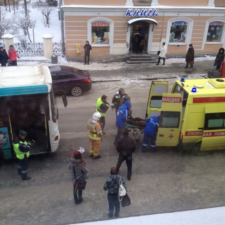 В Пушкине пожилая женщина попала под колеса автобуса (фото) - фото 1 В Пушкине пожилая женщина попала под колеса автобуса (фото) - фото 1