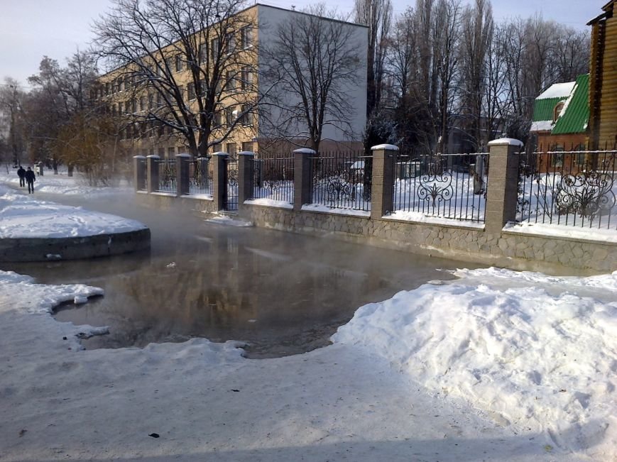 Автобусную остановку в Полтаве снова затопило фекалиями (фото) - фото 1 Автобусную остановку в Полтаве снова затопило фекалиями (фото) - фото 1