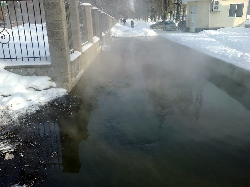 Автобусную остановку в Полтаве снова затопило фекалиями (фото) - фото 1 Автобусную остановку в Полтаве снова затопило фекалиями (фото) - фото 1