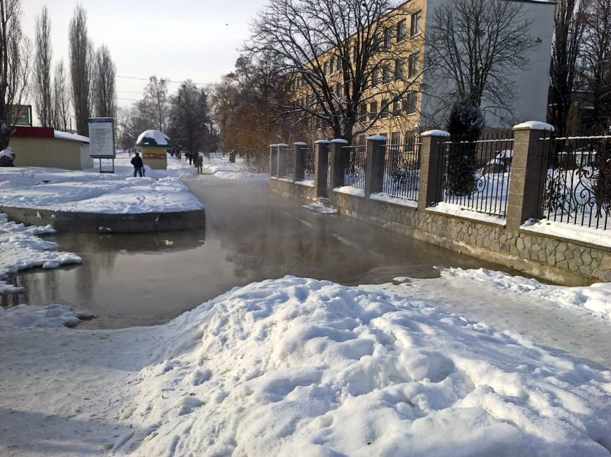 Автобусную остановку в Полтаве снова затопило фекалиями (фото) - фото 1 Автобусную остановку в Полтаве снова затопило фекалиями (фото) - фото 1