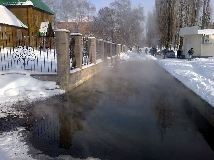 Автобусную остановку в Полтаве снова затопило фекалиями (фото) - фото 1 Автобусную остановку в Полтаве снова затопило фекалиями (фото) - фото 1
