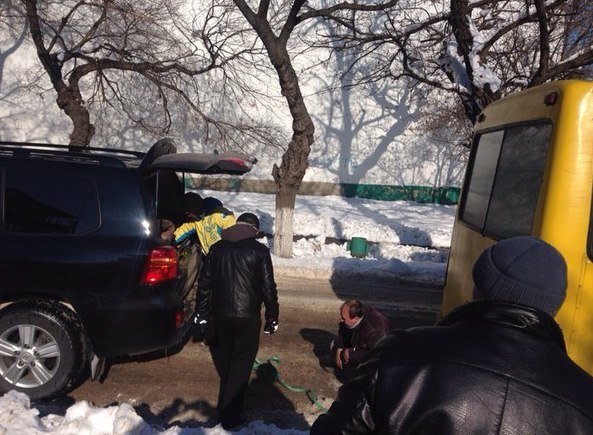 Одесский боксер Ломаченко вытянул из сугроба маршрутку (ФОТО) (фото) - фото 1