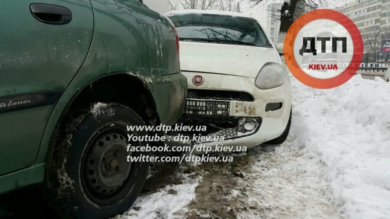 В Киеве девушка на Fiat травмировала клиента автомойки (ФОТО) (фото) - фото 1 В Киеве девушка на Fiat травмировала клиента автомойки (ФОТО) (фото) - фото 1