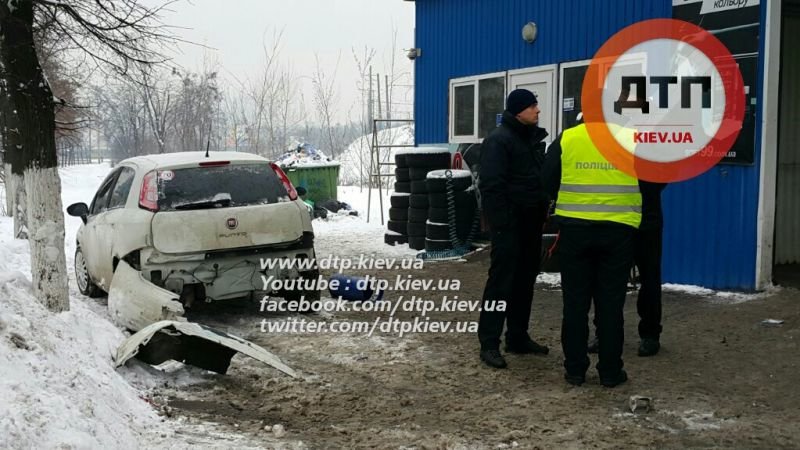 В Киеве девушка на Fiat травмировала клиента автомойки (ФОТО) (фото) - фото 1 В Киеве девушка на Fiat травмировала клиента автомойки (ФОТО) (фото) - фото 1