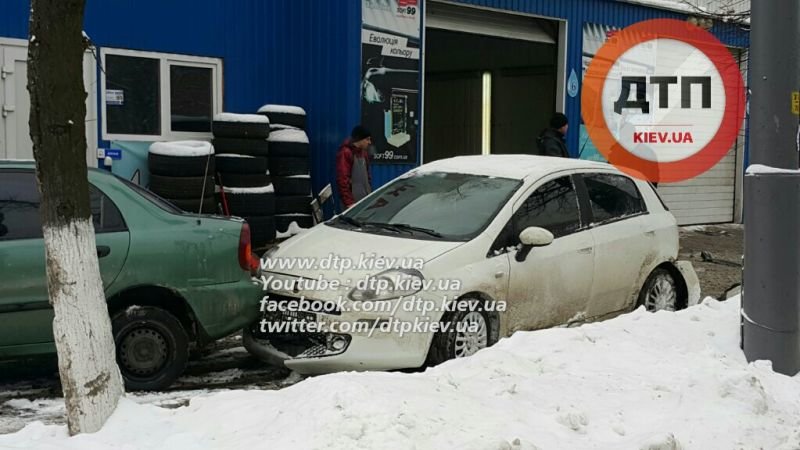 В Киеве девушка на Fiat травмировала клиента автомойки (ФОТО) (фото) - фото 1 В Киеве девушка на Fiat травмировала клиента автомойки (ФОТО) (фото) - фото 1