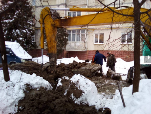 В Сумах разрыли «евродвор» из-за порыва трубы (ФОТО) (фото) - фото 1 В Сумах разрыли «евродвор» из-за порыва трубы (ФОТО) (фото) - фото 1