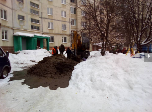 В Сумах разрыли «евродвор» из-за порыва трубы (ФОТО) (фото) - фото 1 В Сумах разрыли «евродвор» из-за порыва трубы (ФОТО) (фото) - фото 1