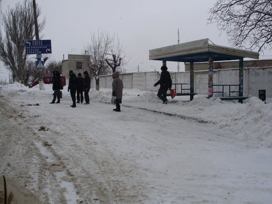 Николаевские коммунальщики расчистили от снега остановки в Соляных (ФОТО) (фото) - фото 4 Николаевские коммунальщики расчистили от снега остановки в Соляных (ФОТО) (фото) - фото 4