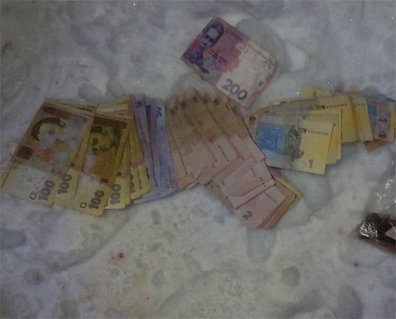 На Кіровоградщині затримали чоловіка, який намагався втекти з викраденими з каси грошима. ФОТО (фото) - фото 1 На Кіровоградщині затримали чоловіка, який намагався втекти з викраденими з каси грошима. ФОТО (фото) - фото 1