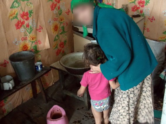 В Полтавской области 26-летняя женщина скрывалась от правоохранителей, чтобы у нее не забрали детей (фото) - фото 1 В Полтавской области 26-летняя женщина скрывалась от правоохранителей, чтобы у нее не забрали детей (фото) - фото 1