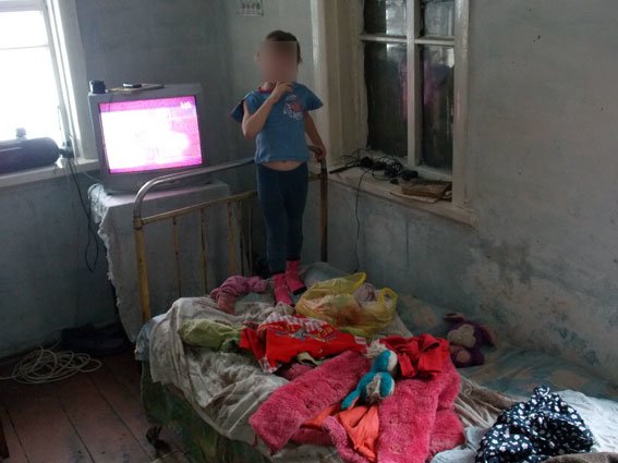 В Полтавской области 26-летняя женщина скрывалась от правоохранителей, чтобы у нее не забрали детей (фото) - фото 3 В Полтавской области 26-летняя женщина скрывалась от правоохранителей, чтобы у нее не забрали детей (фото) - фото 3
