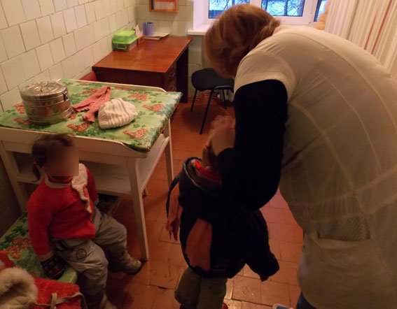 В Полтавской области 26-летняя женщина скрывалась от правоохранителей, чтобы у нее не забрали детей (фото) - фото 4 В Полтавской области 26-летняя женщина скрывалась от правоохранителей, чтобы у нее не забрали детей (фото) - фото 4