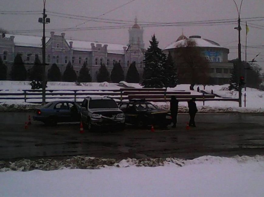 На перекрестке в центре Сум произошло ДТП с участием авто ГСО (ФОТО). ОБНОВЛЕНО (фото) - фото 2 На перекрестке в центре Сум произошло ДТП с участием авто ГСО (ФОТО). ОБНОВЛЕНО (фото) - фото 2