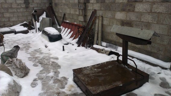 В Артемовске-Бахмуте полицейские ликвидировали незаконный пункт приема металлолома (фото) - фото 1 В Артемовске-Бахмуте полицейские ликвидировали незаконный пункт приема металлолома (фото) - фото 1